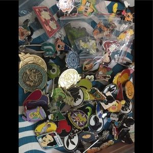 65 Disney trading pins